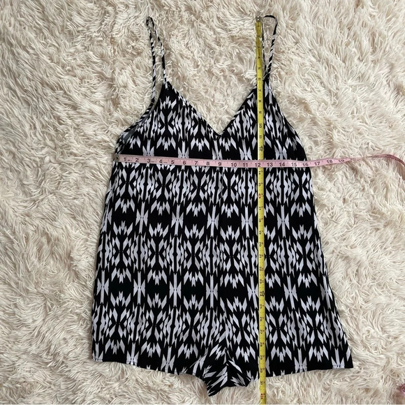 Victoria’s Secret double V romper black and white cover up in the straps size M - Picture 8 of 8